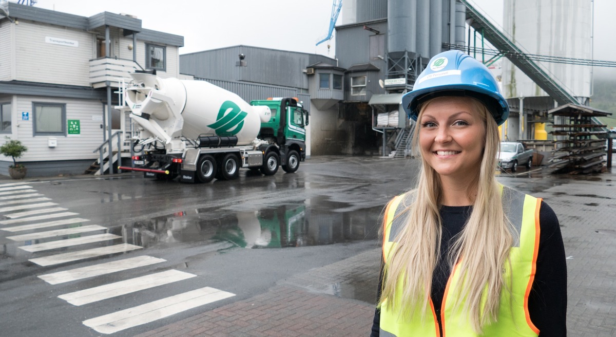 HMS trainee Lovise Amanda Hundseid foran blandeverket i Ølensvåg